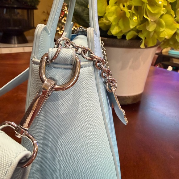 Elegant Blue Handbag with Chain Detail - Picture 3 of 10